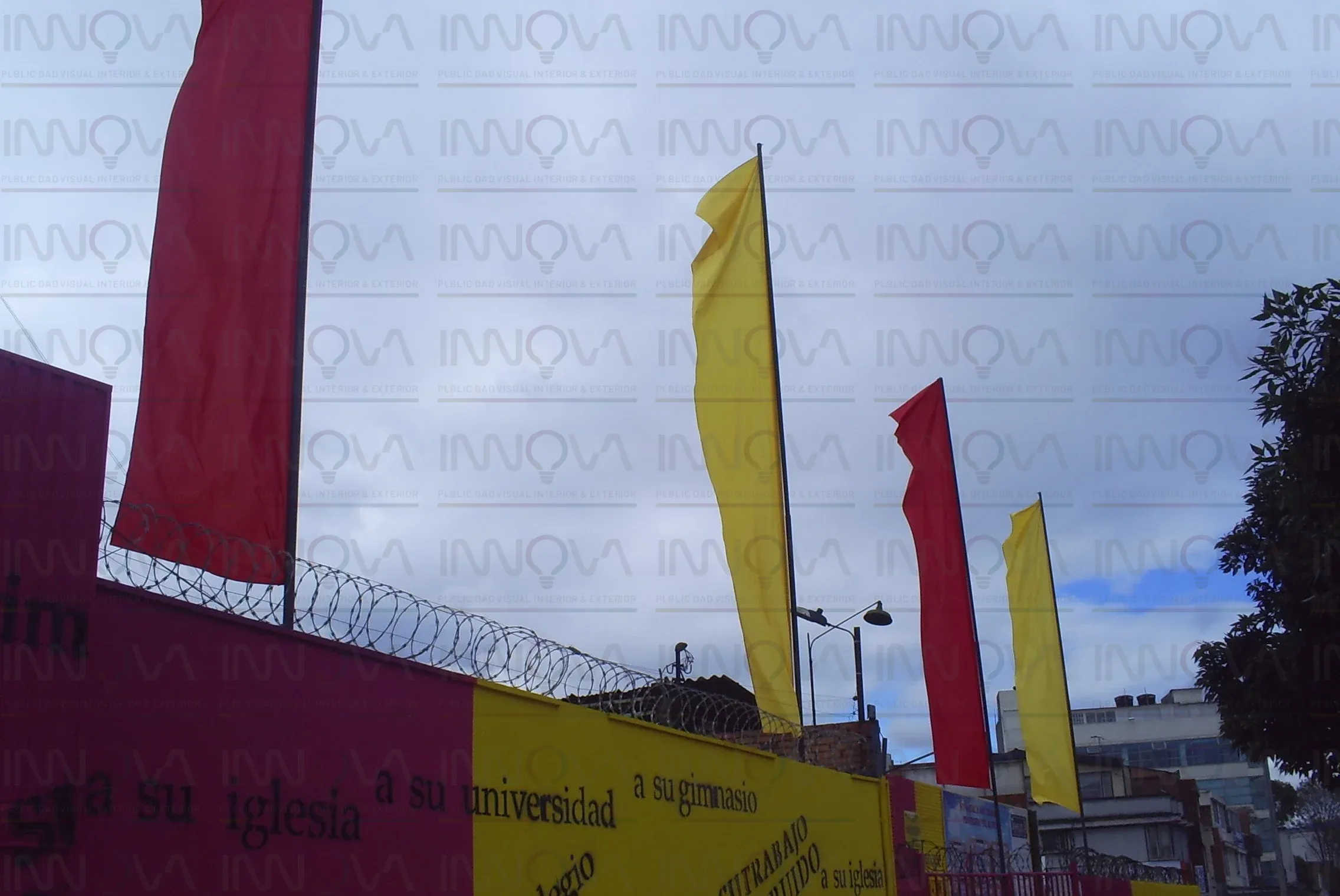 BANDERAS - CON ASTA METALICA Y TELA CONFECCIONADA - Imagen 1